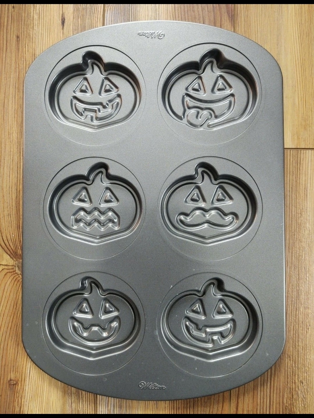 Wilton Gray Pumpkin Face 6-Cavity Mini Cake Pan